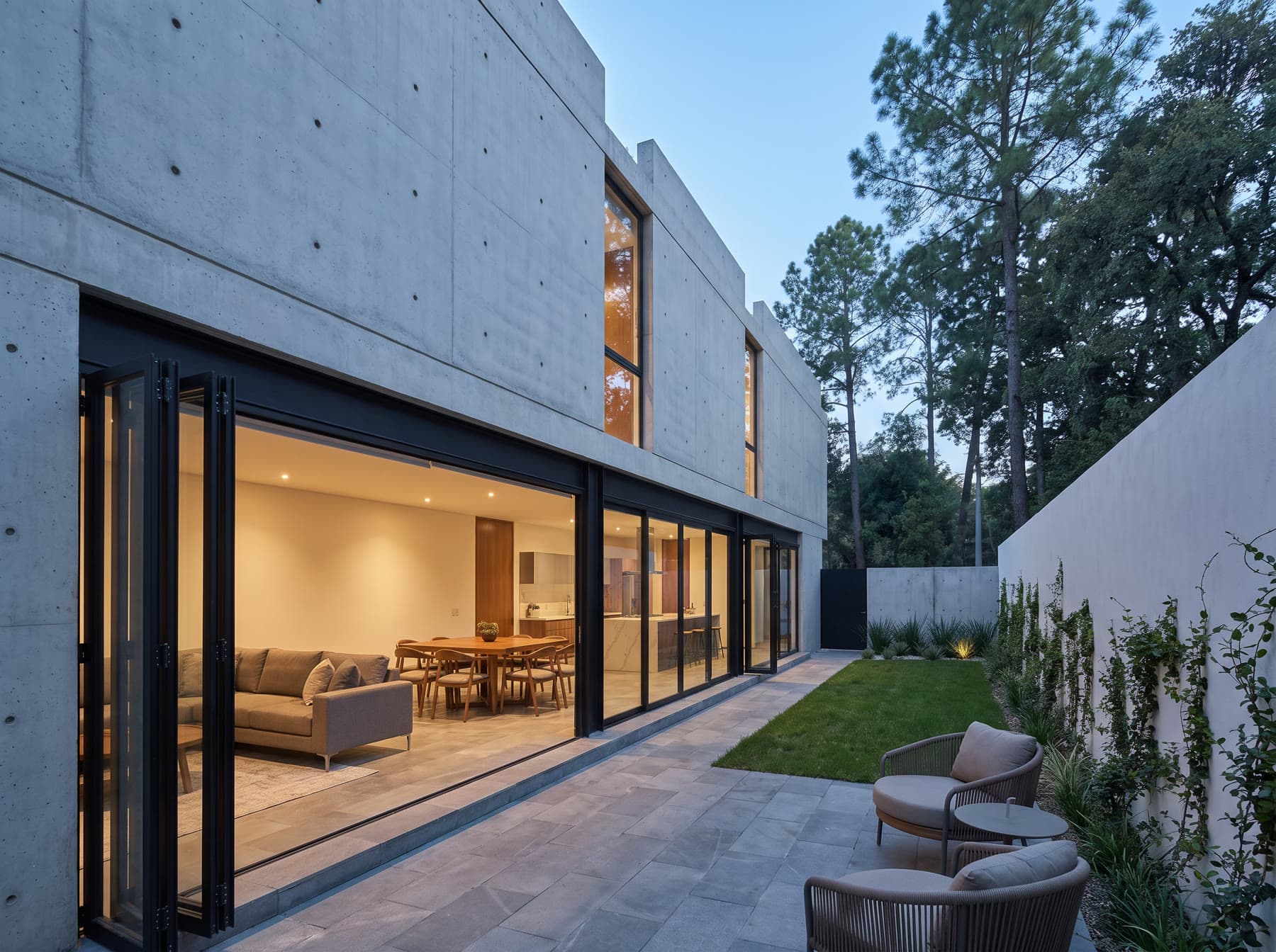 Jardín lateral: la sala y el comedor se abren por completo al exterior.